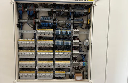 Verteilerschrank mit Reihenklemmen und Schützen