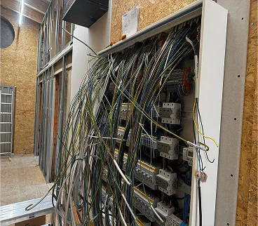 Elektroverteilung im Rohbau vor der Verdrahtung