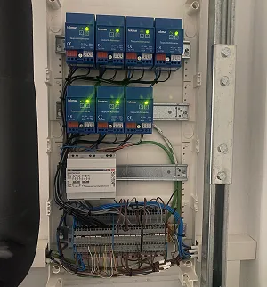 KNX-Verteiler mit Aktoren und Netzteil