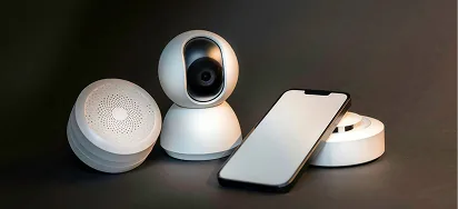 Smart-Home-Geräte mit Kamera, Sensor und Smartphone