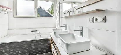 Modernes Bad mit Aufsatzwaschbecken und Badewanne