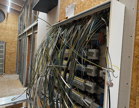 Elektroverteilung im Rohbau mit neu verlegten Leitungen